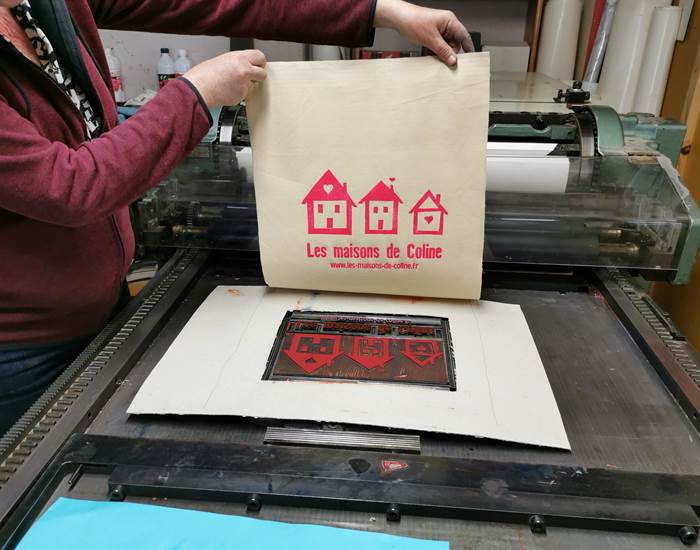 Impression en typographie sur toile de lin pour le tot bag