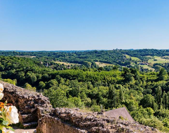 Vue du jardin sur la belle campagne de la Dordogne