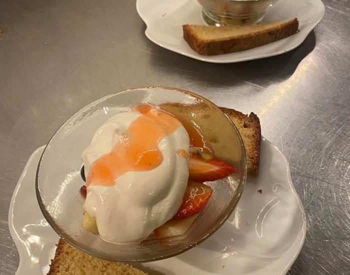 Salade de fruits, chantilly, coulis de fraises