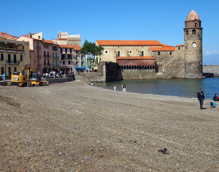 Collioure, la plage et sa célèbre église Notre-Dame-des-Anges