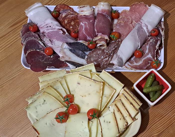 Charcuterie et fromage plateau raclette