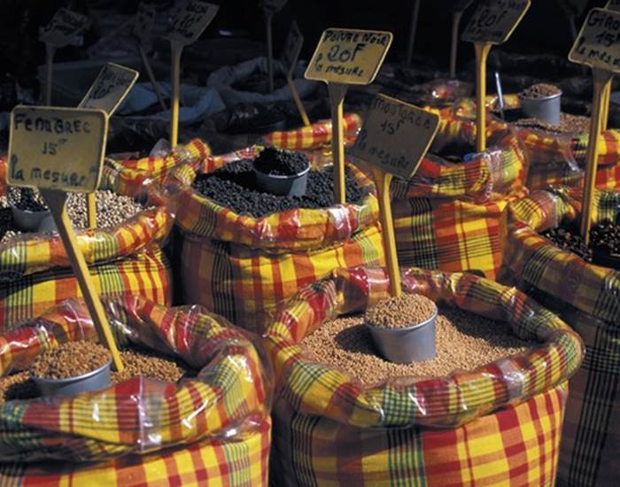 marche-epices-sainte-anne-guadeloupe