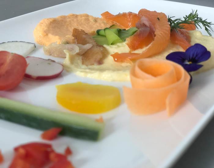 Mousseline de légumes du moment, carpaccio de poisson mariné, légumes pickles
