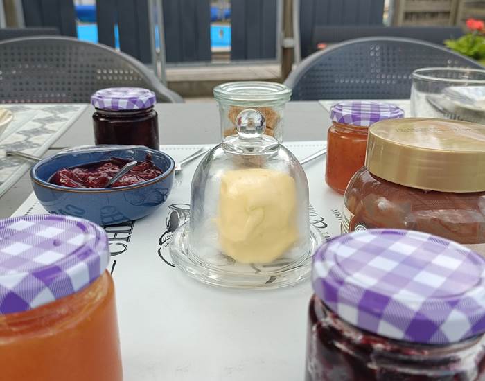 petit déjeuner servi sur la terrasse