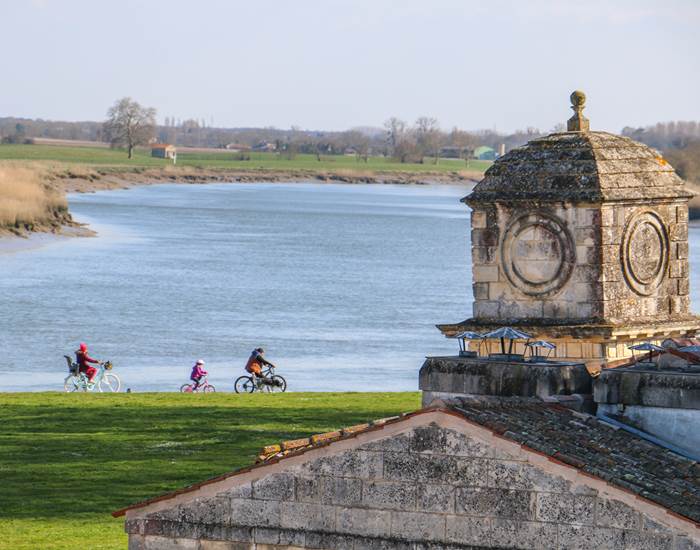 Balade à vélo sur l'arsenal de Rochefort, le long de la Charente-page