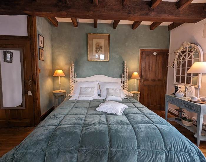Moulin-Rouhaud-Chambre-la-Tour-lit-queen-size