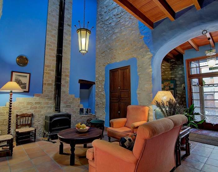 El salon y la chimenea