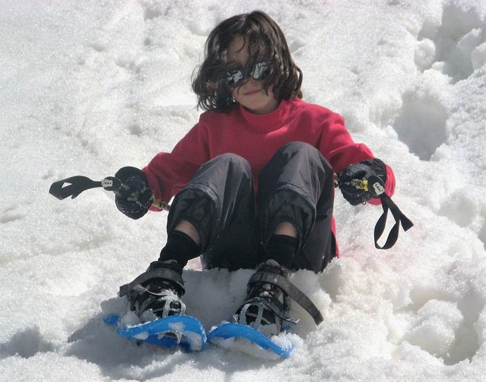Glissade dans les tobogans de neige naturelle