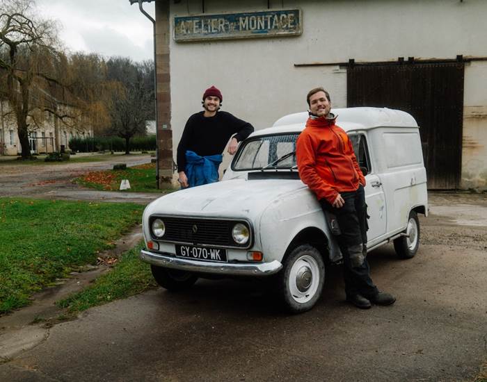 Sovann et Robin avec la 4L de la Manufacture