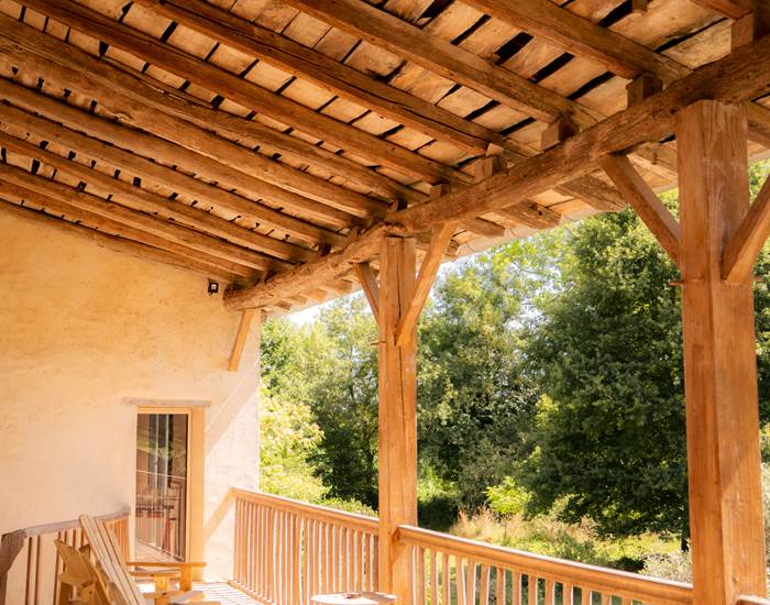 La terrasse  donnant sur le jardin et la piscine