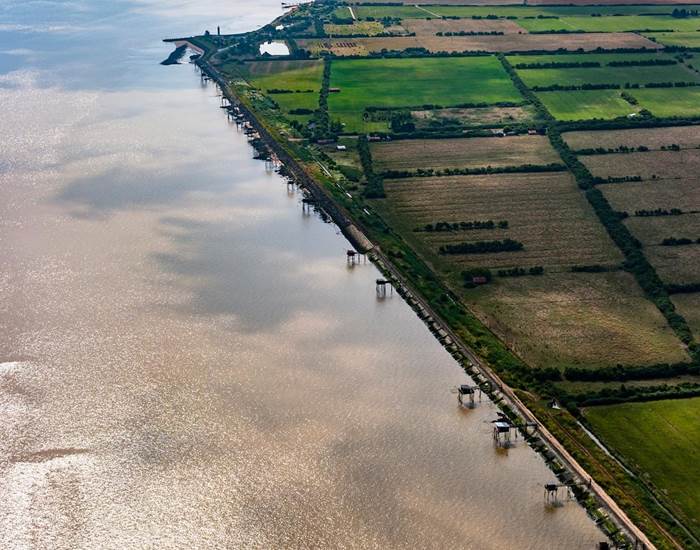 Les rives de l'estuaire côté Médoc avec les carrelets (cabane de pêche)