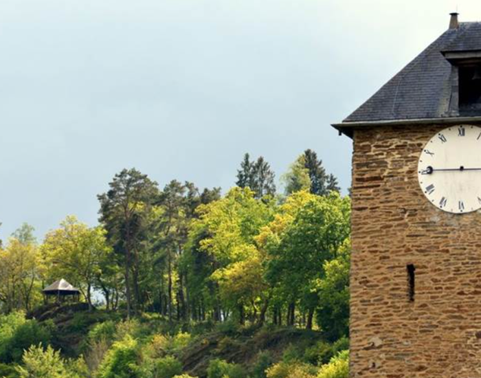 La tour de l'horloge et le point de vue de la Ramonette en arrière-plan (© P. WILLEMS)