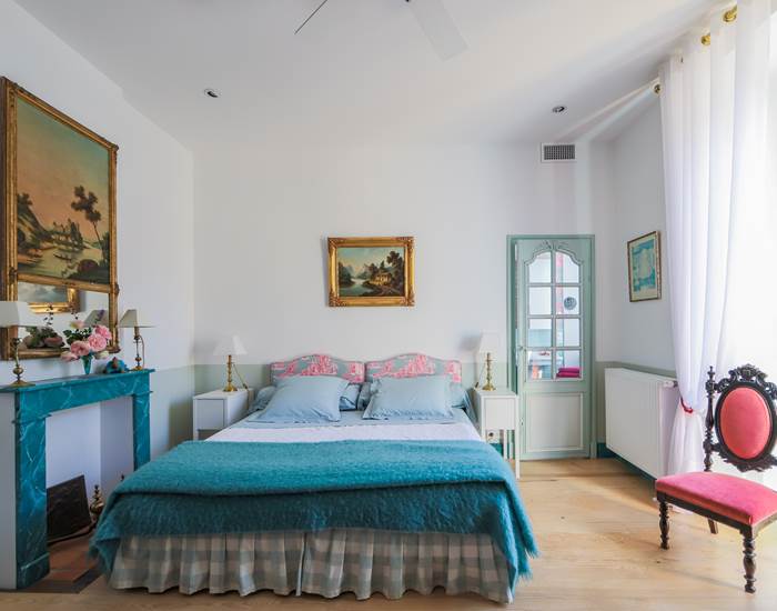 Une chambre avec salle de bain en suite