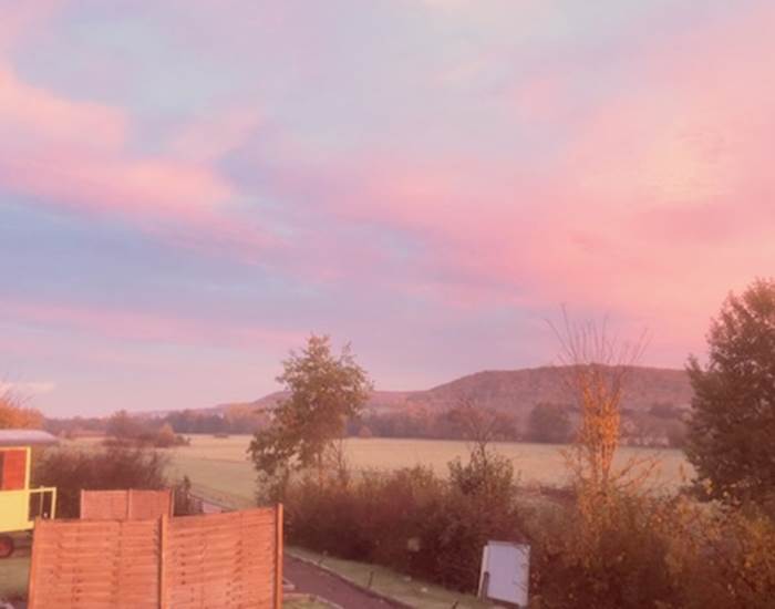 roulottes-au-crepuscule-hebergement-insolite-domaine-des-droles-de-dames-buding.jpg Les roulottes du Domaine des Drôles de Dames au crépuscule, ambiance zen et nature