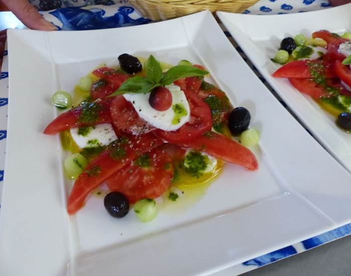 Auberge de 30 pas tomate locale, pesto et huile AOP Nyons