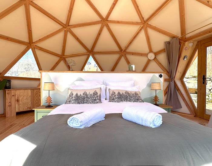 Lit Queen-size confortable avec linge de qualité hotelière