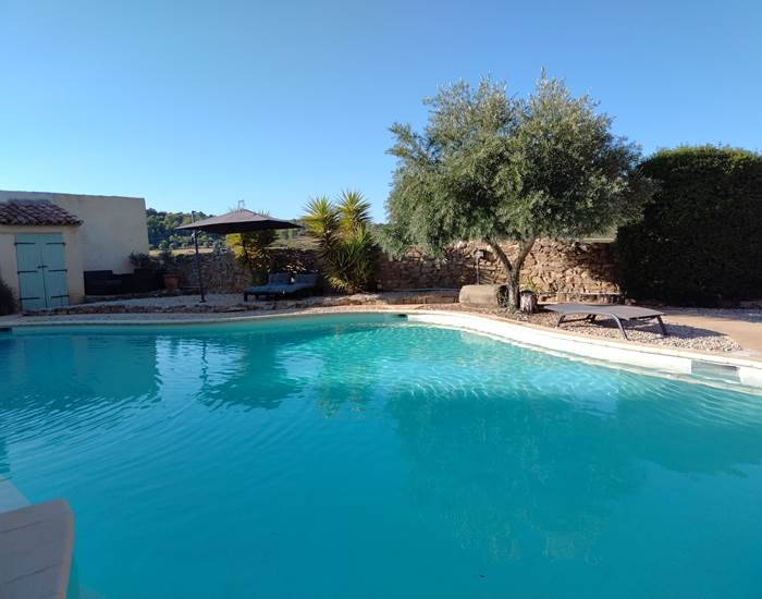 Par beau temps, nos hôtes du gîte et des chambres d'hôtes profite de la piscine sous un magnifique soleil