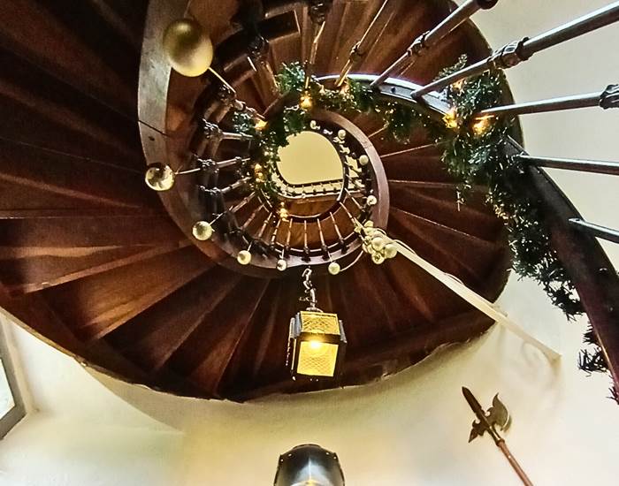 Décoration de Noël dans la tour du Manoir du Colombier, demeure historique typiquement française au cœur du Bugey.
