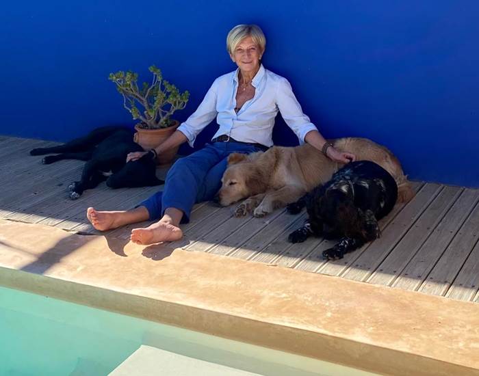 Dominique à la piscine entourée de ses fidèles compagnons