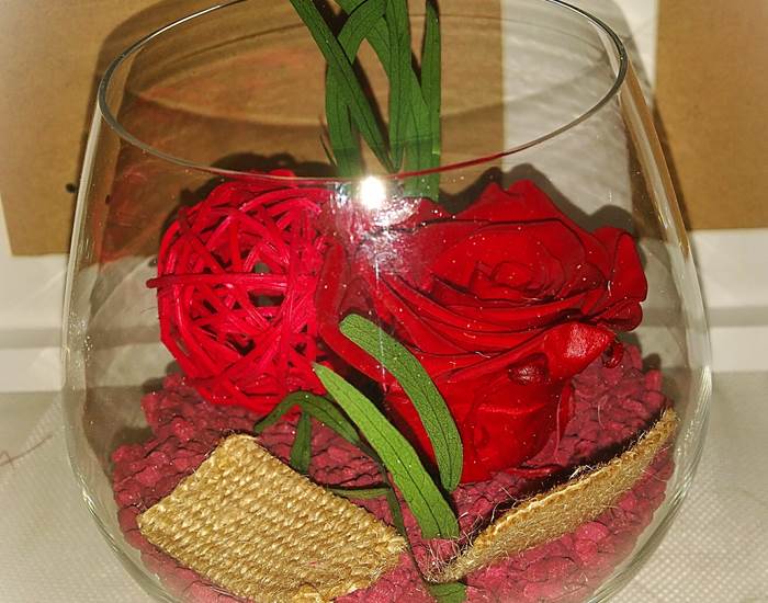 Rose éternelle dans son vase   =   23€