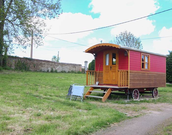 Au milieu du parc , la roulotte