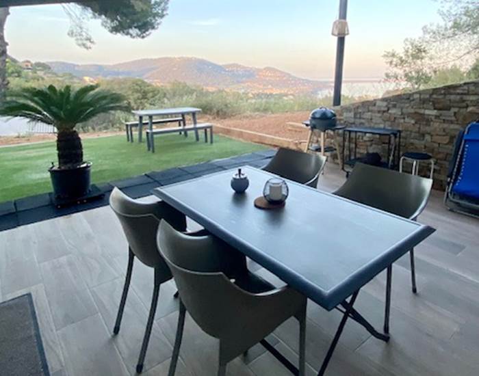 Tables à l'ombre et au soleil