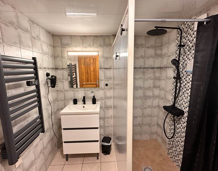 Salle d'eau du rdc avec douche à l'italienne
