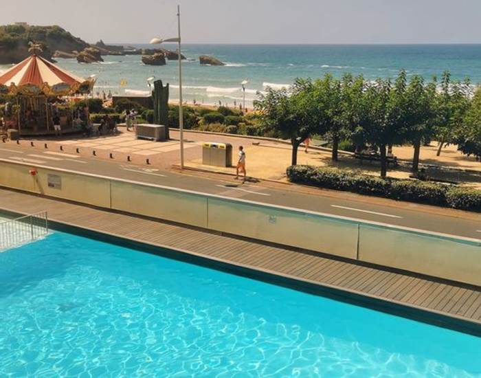 Vue depuis la piscine du Victoria Surf