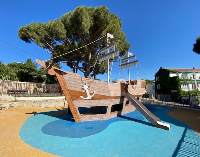 Place de jeux au port de Carqueiranne