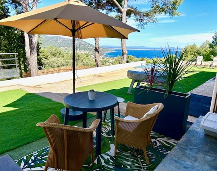 Terrasse privative vue mer et Iles d'Or