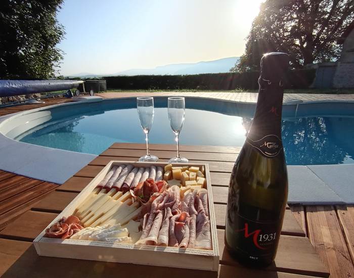 Apéro au Manoir du Colombier : plateau de fromages et charcuteries locales à déguster pour un moment de convivialité dans le Bugey.