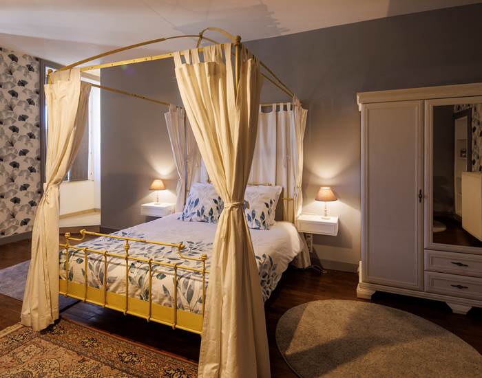 La Suite Ingrid et son lit à baldaquin