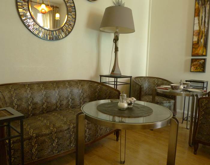 salle de séjour côté canapé de l'hôtel le bretagne à vannes