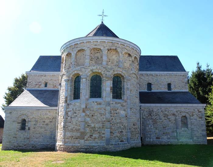 L'église St Pierre de Xhignesse jouxte le gîte