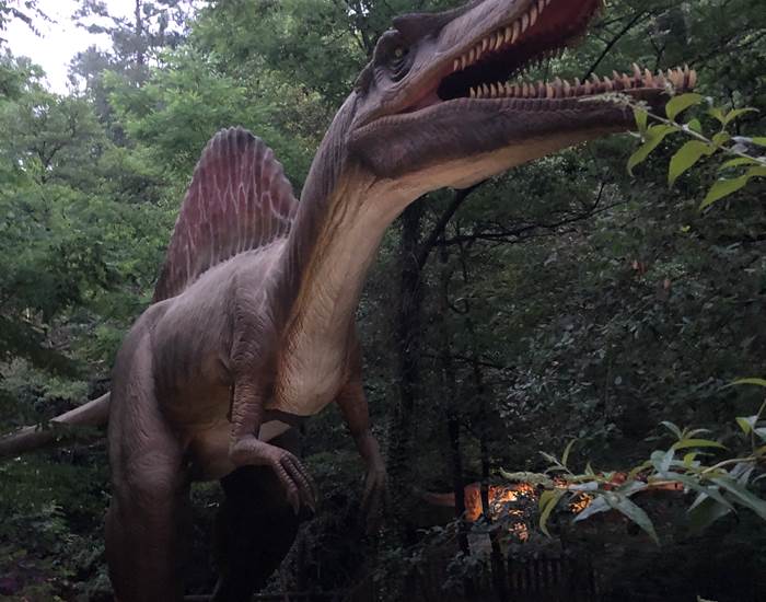 Parc Pinopedia avec certains dinosaures animés