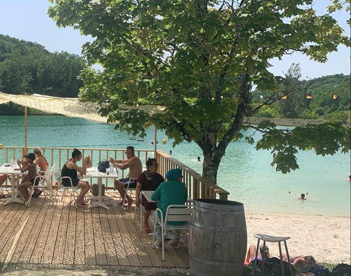 Faites une pause sur la terrasse du Snack sur la plage