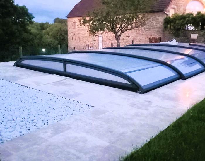 Le soleil se couche sur le domaine