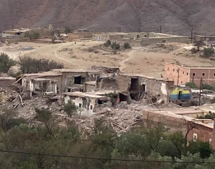 le Village d'Adissil, se compose de 270 maisons :  70 maisons complètement detruites, et 200 en tres mauvais état, forçant les habitants a dormir dehors