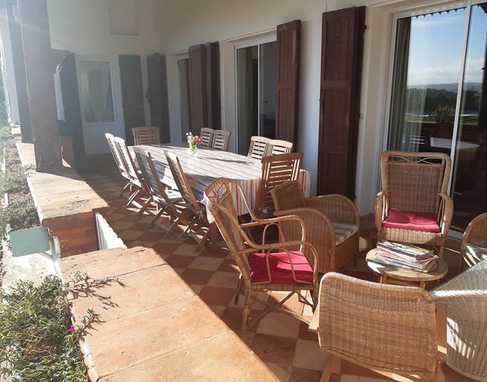Une terrasse ombragée pour se délecter de la vue