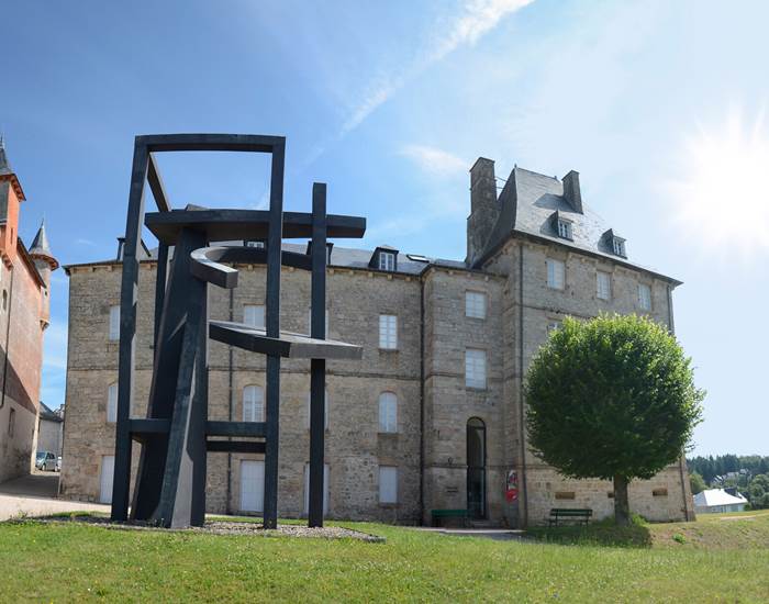 Sculpture de Robert Jacobsen devant le Centre d'art contemporain de Meymac