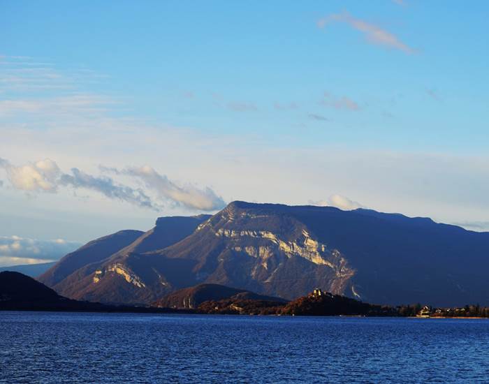 À 25 min du Manoir du Colombier, le Lac du Bourget est le plus grand lac naturel de France. Idéal pour la baignade, la pêche ou une balade avec vue sur les montagnes du Bugey et de la Savoie.