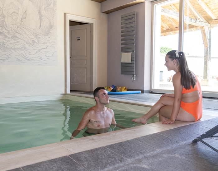 Notre piscine intérieure vous invite à une expérience de détente inoubliable