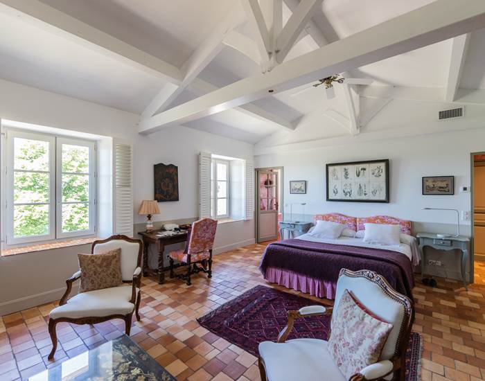 Une chambre avec salle de bain en suite