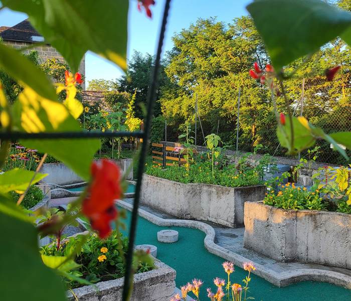 Parcours de mini-golf fleuri