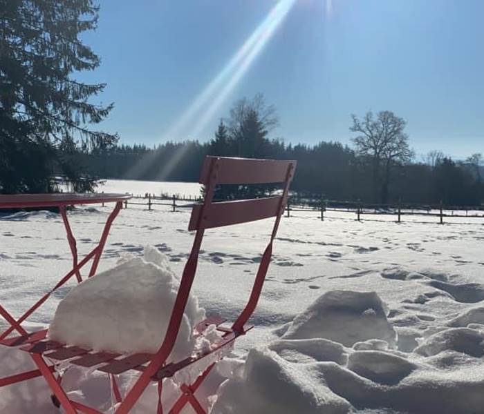 chambresdhote-tableterrasse-souslaneige-hiver-calme-deconnexion-correze