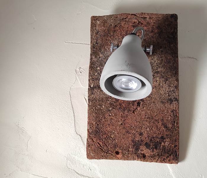 Une vieille tuile devient un charmant luminaire