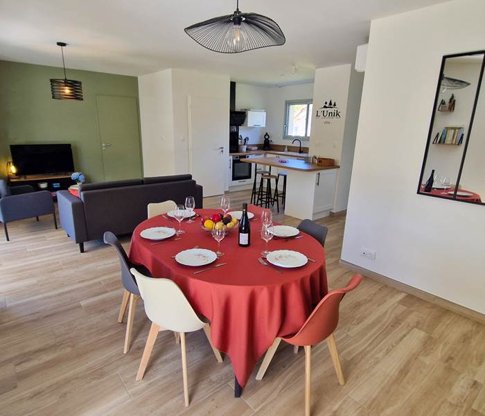 salon-convivial-gite-unik-vacances-famille-nature-creuse