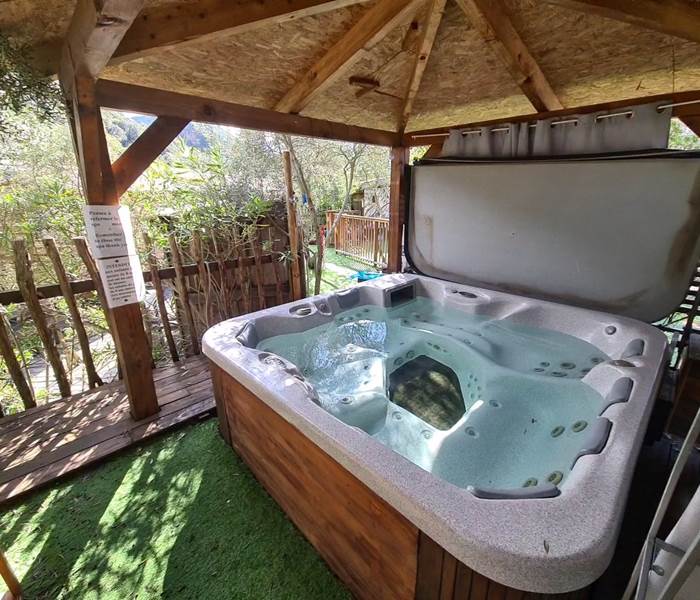 le spa 7 places pour vous détendre près une belle randonnée entre amis