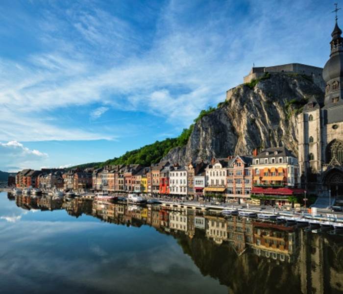 Vue de Dinant depuis la Meuse