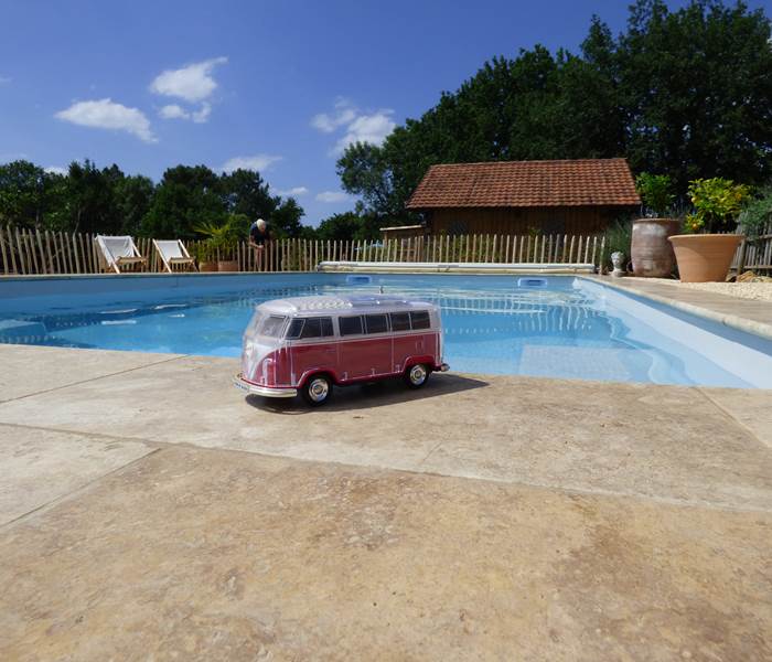 piscine d'eau salée  avec vue sur la bastide de Beaumont du Périgord